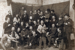 Fotografía grupal de Eduardo Sívori con compañeros de la Academia Colarossi, ca. 1885,