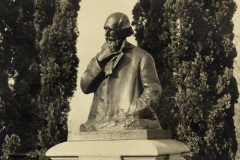 Fotografía del busto de Eduardo Sívori en el Rosedal de Palermo, s/f